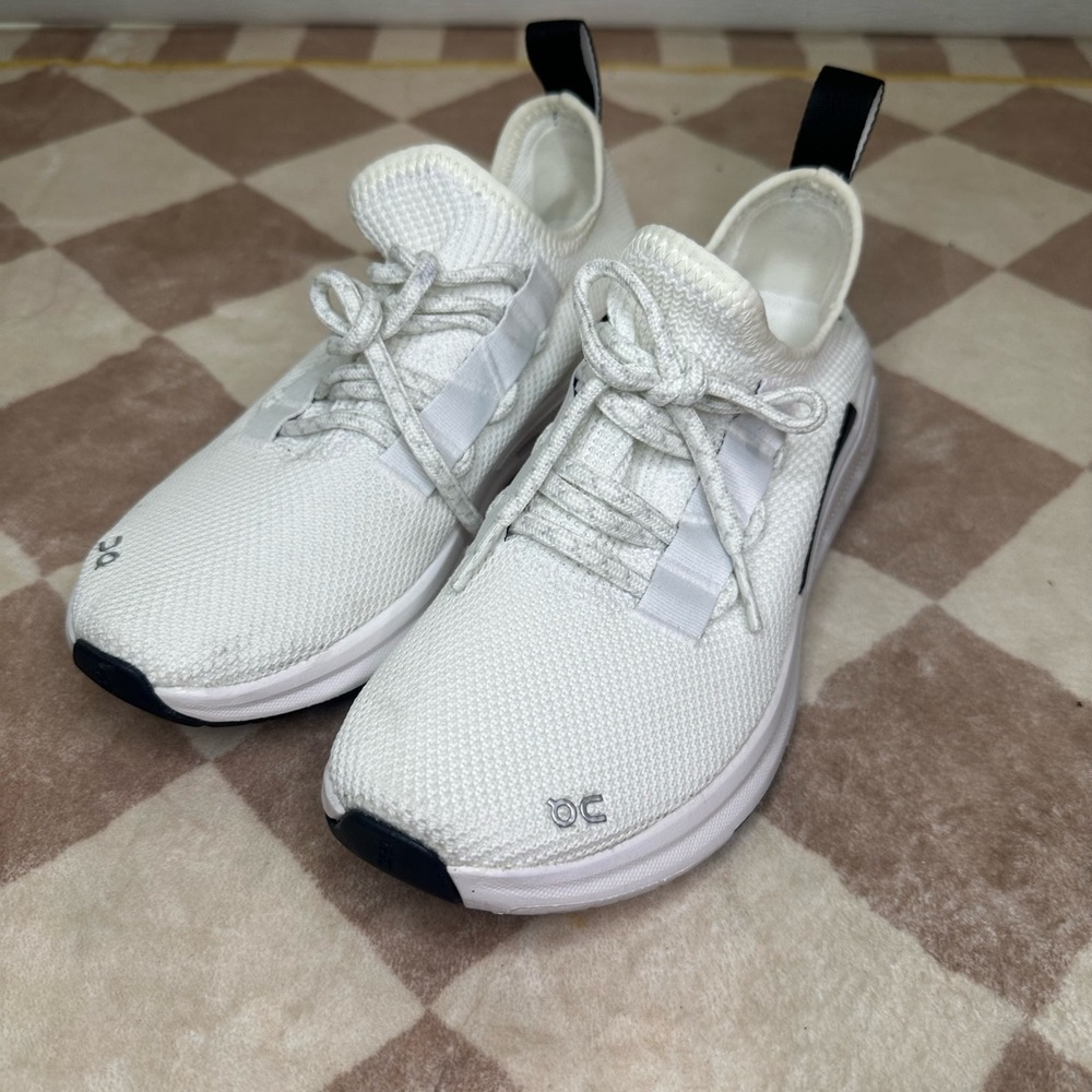 On Cloudeasy White Sneakers - Picture 2 of 9